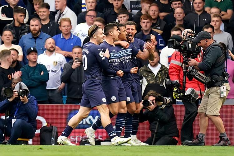 热搜第一！#泰勒斯威夫特官宣订婚 ，男方是知名橄榄球球星