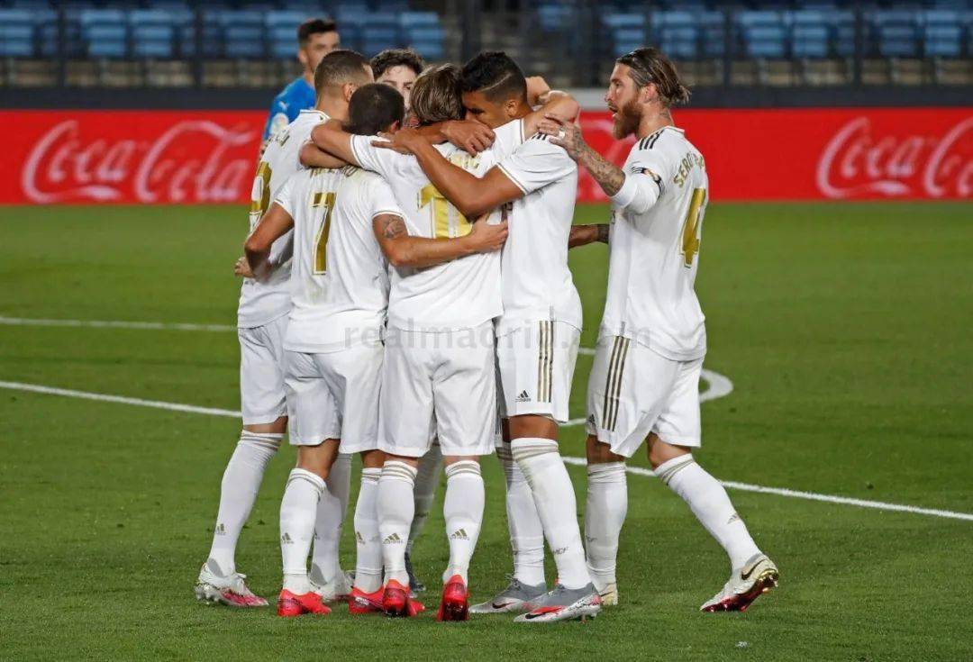 欧文突破防守助攻队友制胜